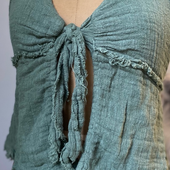 Tie front halter top - Picture 4 of 4